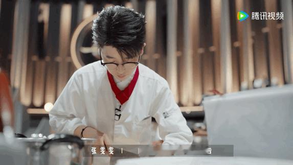 一饭封神张雯雯一人控五锅 同时管五口锅，手里翻炒辣椒，边上料油滋啦响，糖醋汁还得