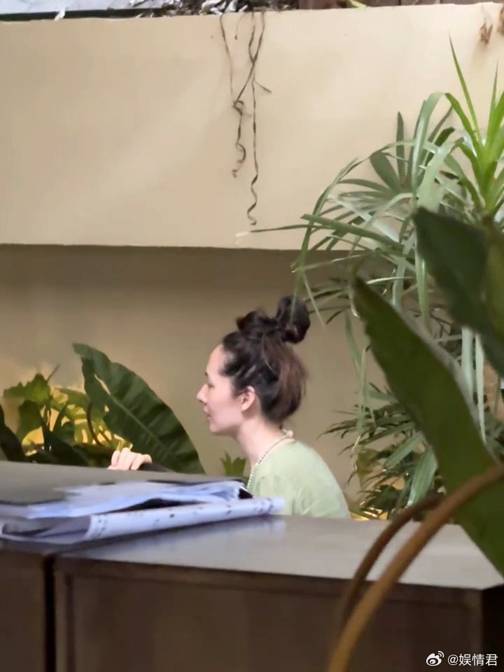 西双版纳偶遇郭碧婷西双版纳偶遇素颜郭碧婷西双版纳偶遇郭碧婷，远远就能看出是美女 