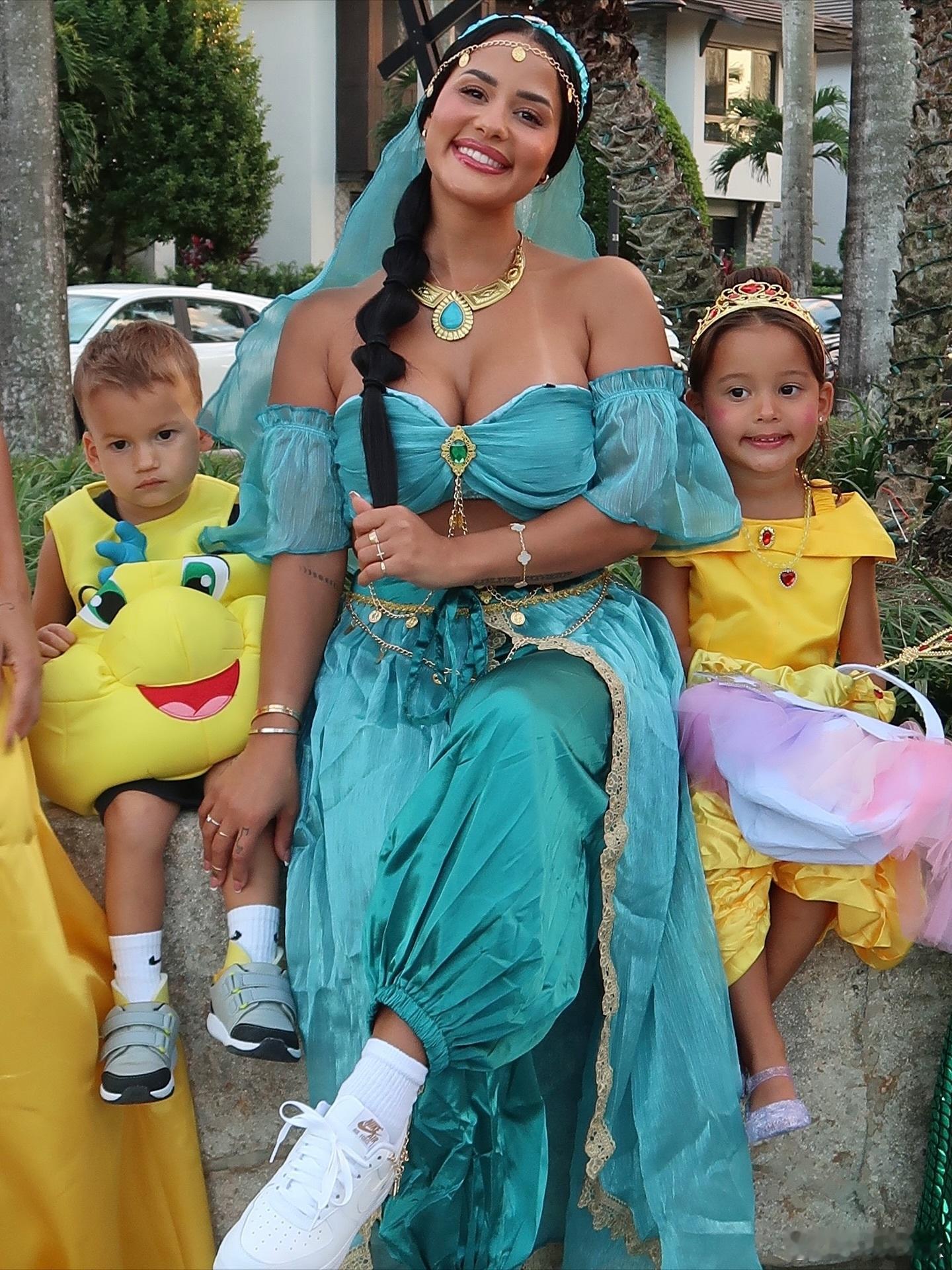 希罗嫂一家的万圣节妆扮，希罗随队去客场啦新赛季篮不住 ​​​