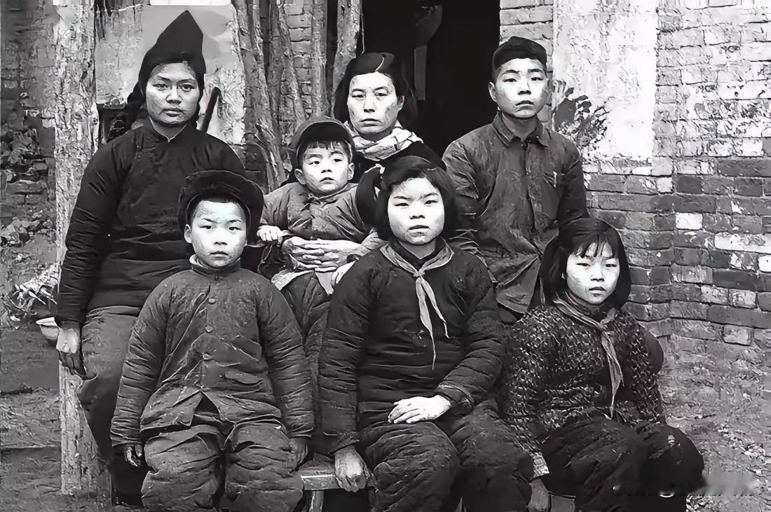 1965年，焦裕禄的遗孀徐俊雅和六个子女。老照片