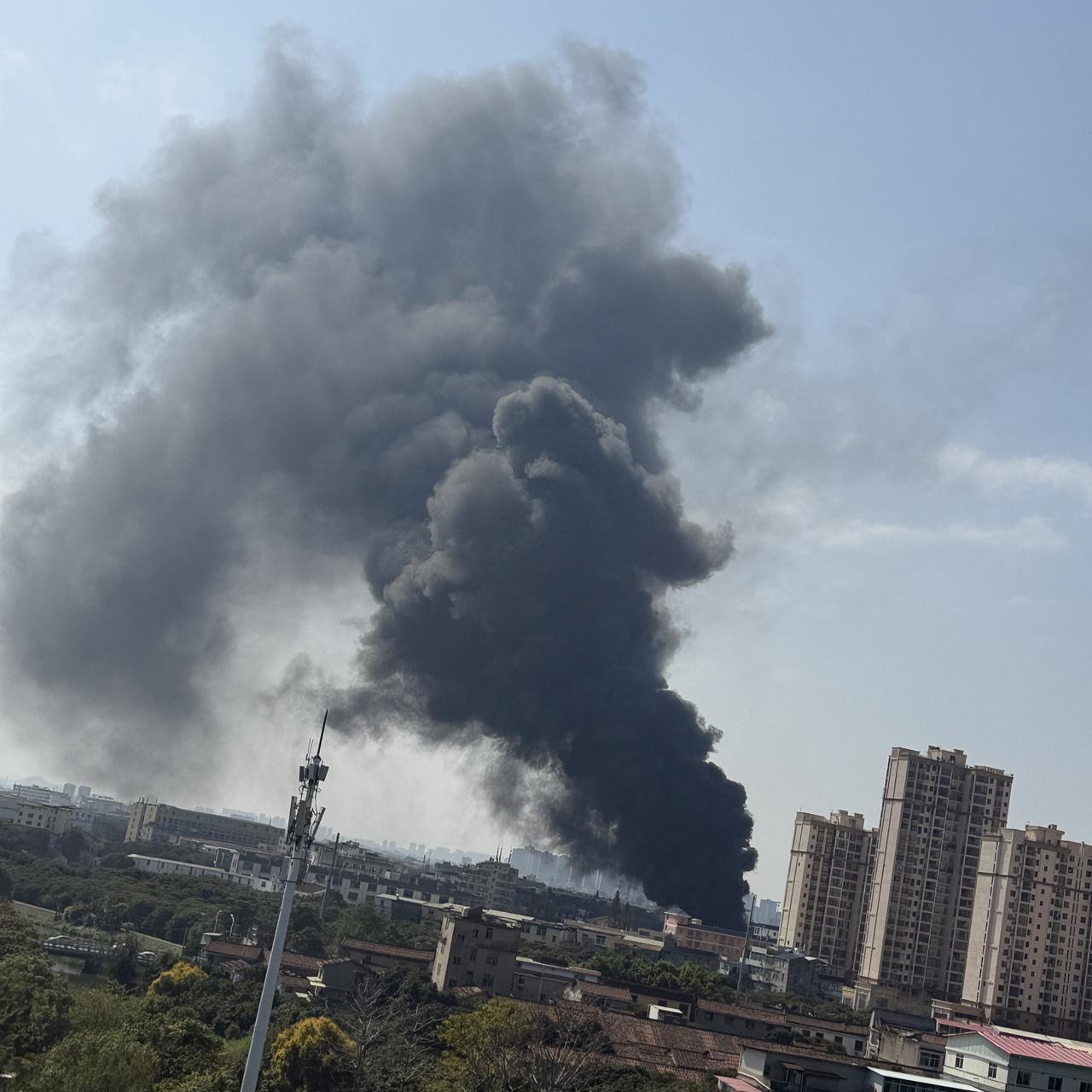 突发，莆田荔城区西天尾镇附近上空浓烟滚滚，期望人员平安无事