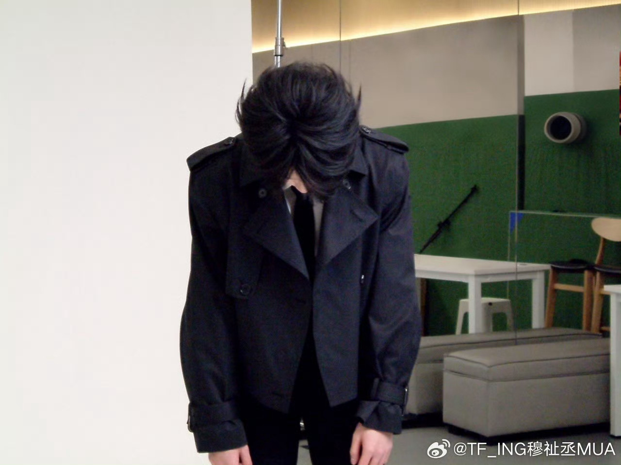 穆祉丞黑色风衣 穆祉丞分享公式照侧拍花絮  🈶 随便一站都是大片既视感，黑风衣