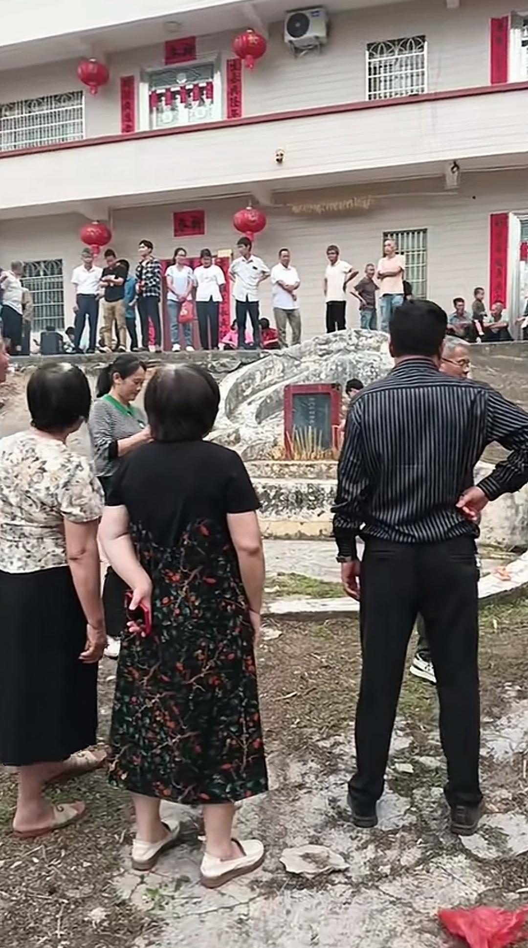 屋前有几座大墓，住在这里的人会不会觉得瘆得慌啊？
清明这天，这几座祖墓前，正有后