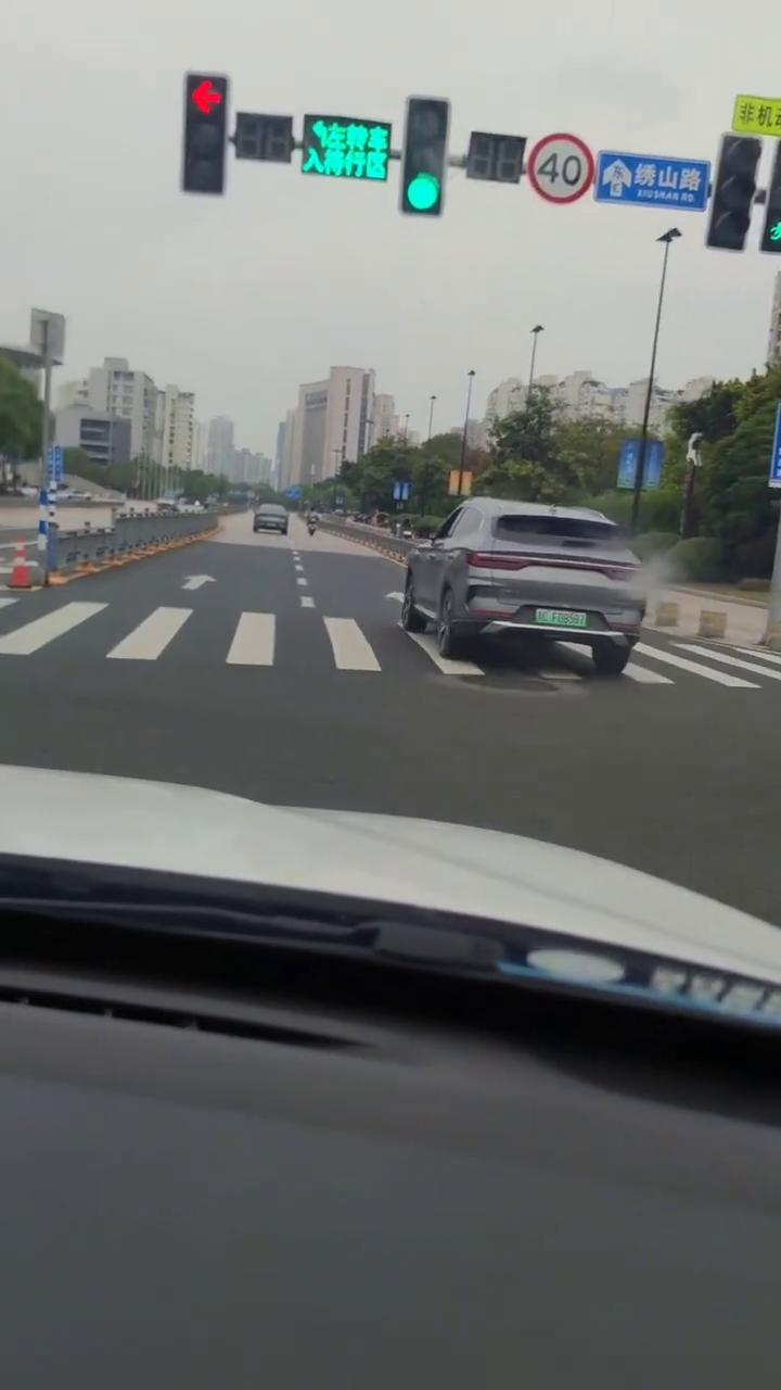 车内随手拍温州市路边的城市风光。
大家好，我是陈国新。今年5月4号，我和我的先生