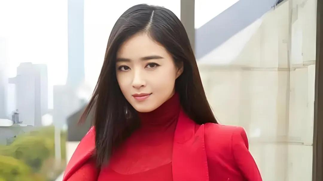 蒋欣沉默背后的秘密：袒护变石锤，友情何去何从？

曾几何时，蒋欣的直言不讳让人印