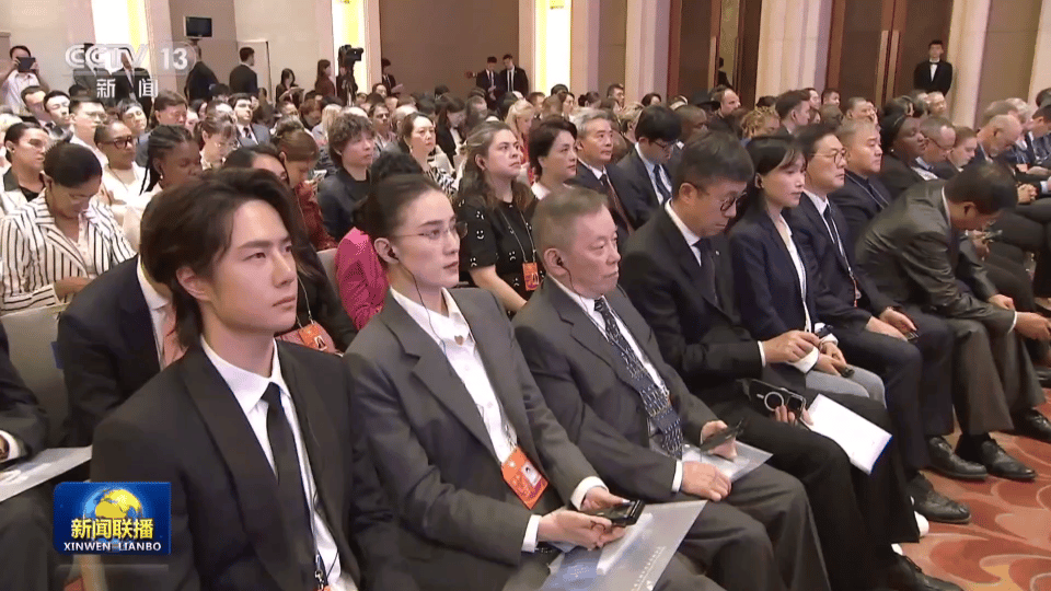 宋佳王一博 体制内姐弟体制内姐弟上新闻联播啦🥰🥰🥰 王一博回国第一天就开会