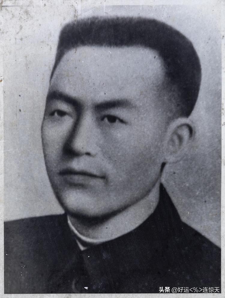 1938年春，赣东北磨盘山，红军游击队政委杨文翰拔出枪，顶住了老首长关英的脑袋。