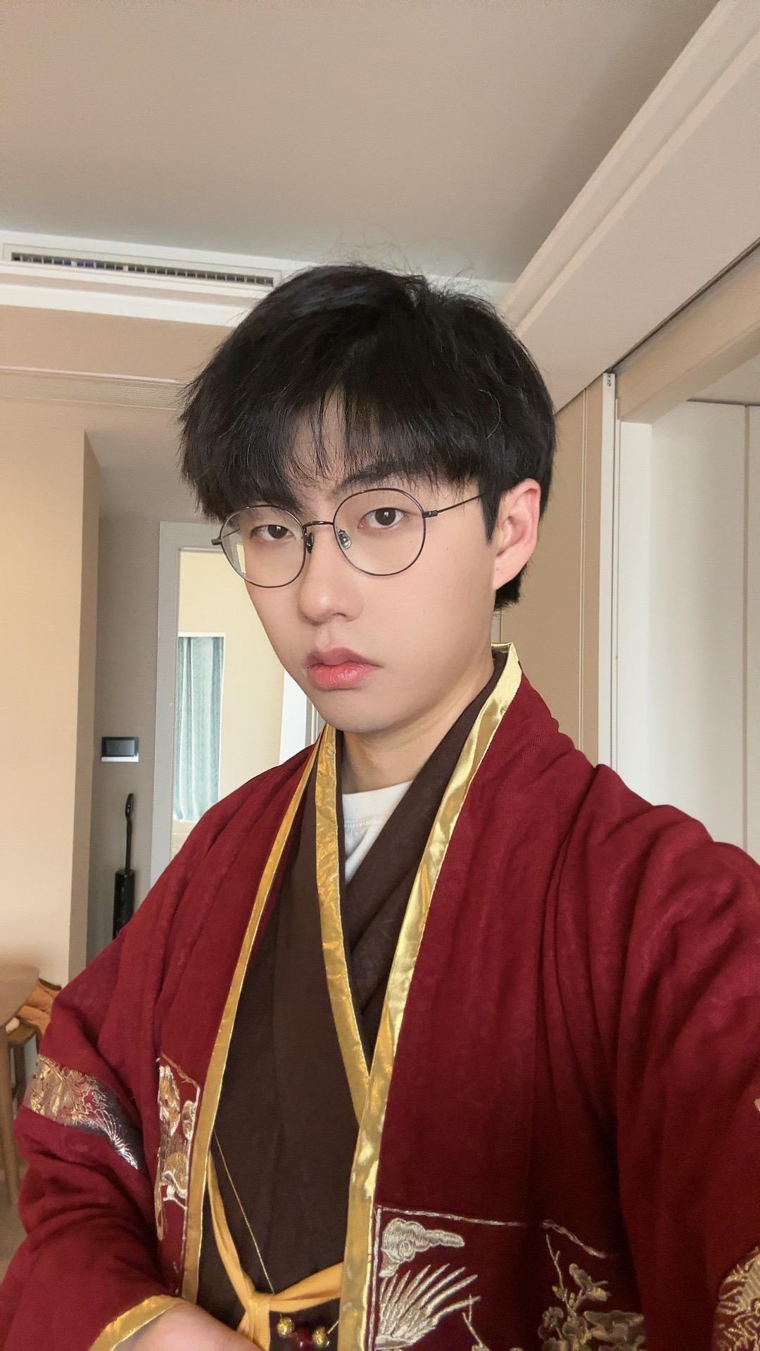 今天是搬砖的一天。
穿汉服男生照片 穿汉服 苏州