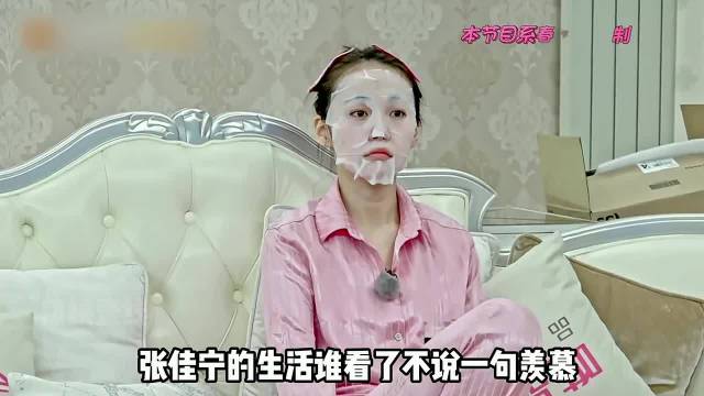 #张佳宁老公#
张佳宁挺孕肚办事。媒体拍到张佳宁挺着孕肚到银行办事，腹部隆起明显，下台阶时十分小心，