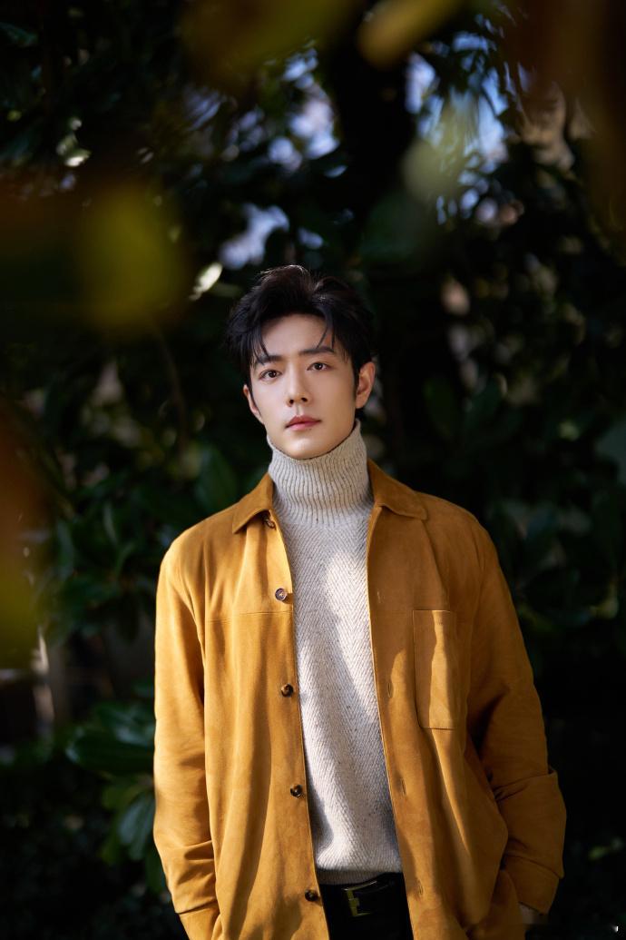 肖战邂逅优雅时刻肖战看秀妆造  肖战看秀妆造，肖战邂逅优雅时刻，高领针织衫搭配暖