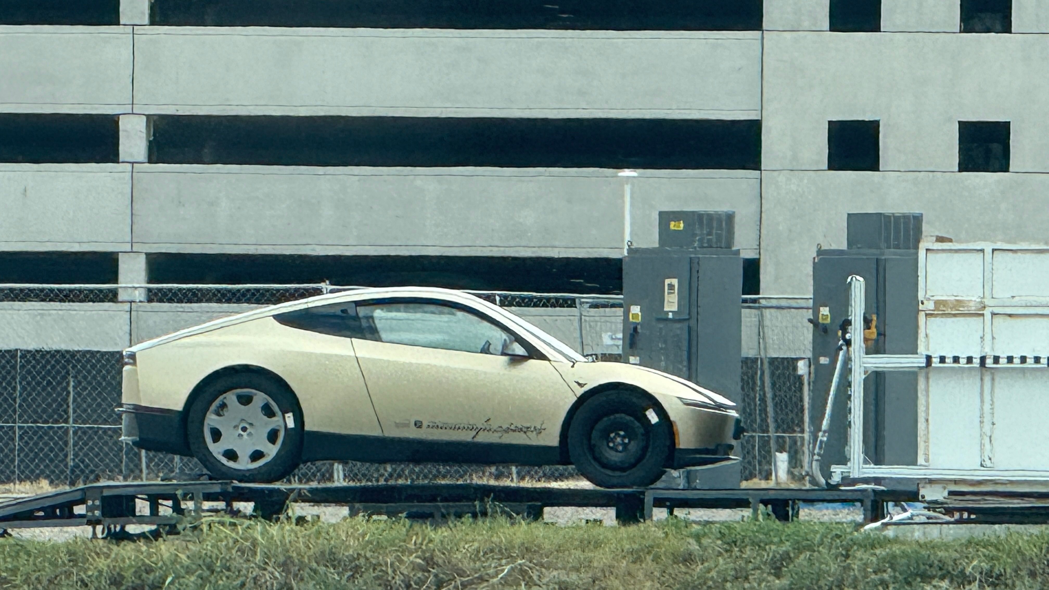 特斯拉Cybercab最新改款：除了后视镜和方向盘之外，前翼子板摄像头的位置不同