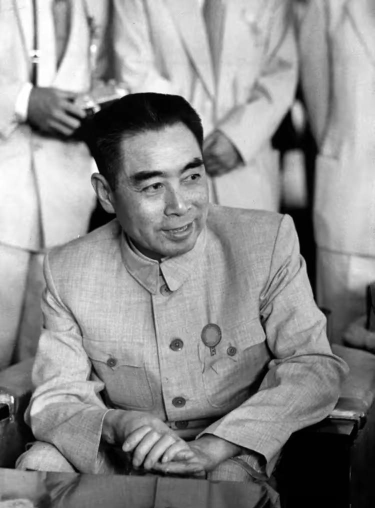 1951年，志愿军第50军接到命令回国休整，刚回国的50军战士们衣衫褴褛，于是有