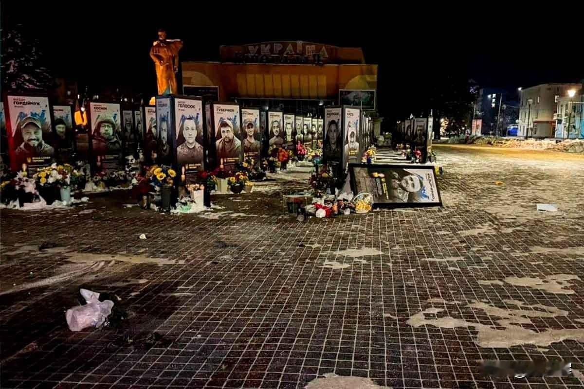 乌军阵亡将士纪念道遭厌战乌克兰女子打砸
 
据乌克兰媒体消息，一名女子在罗夫诺市