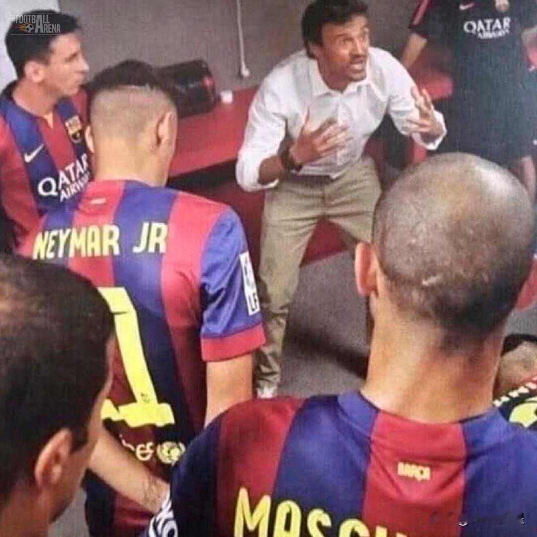 2015年欧冠决赛，巴塞罗那对阵尤文图斯的赛前，球员通道内发生了一幕经典对话。