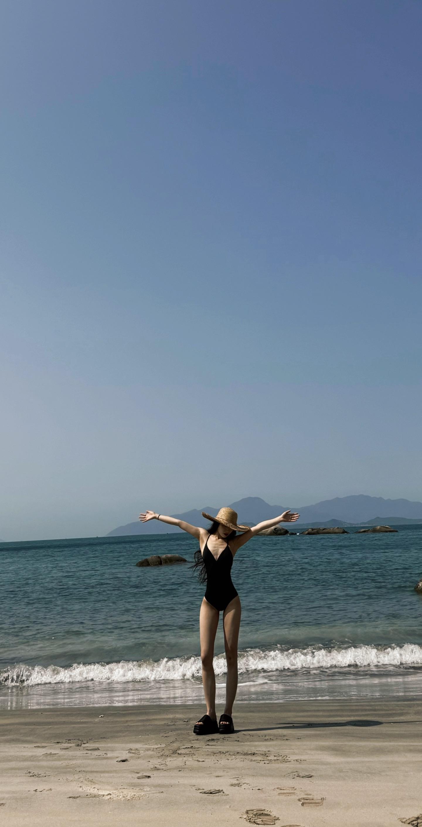 她是一个英雄。于往常一般的日子 
她发现身体里住了一个英雄
她喜欢在雨中漫步 在海边奔跑
在街巷的角落一口一口品着咖啡
翻着手中不知名作家出版的书籍
她说世界好大
总是背着行囊一寸寸丈量
山川河流 鸟鸣花香
都是自由的芬芳
她不懂 不懂有趣和无趣的界限
我望向她 眸子里的星火闪闪发光
人群中太吵 充斥着不同的声音和味道
但她是一个英雄
总是在落日余晖时  大雨磅礴中  走在路上
