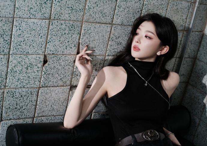 孔雪儿女团妆造甜辣爱豆氛围感稳稳拿捏！孔雪儿通透底妆质感细腻，五官立体精致，眼妆