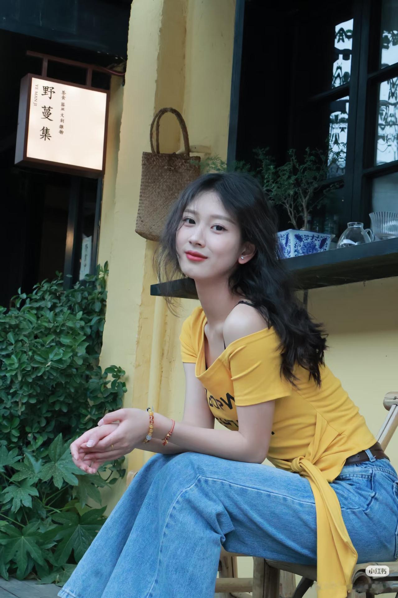 黄衣美人倚窗坐，笑语盈盈意自闲。