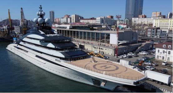 美国和伊朗天天把海峡守得严严实实，可偏偏就有这么一艘游艇，压根不把这封锁当回事，