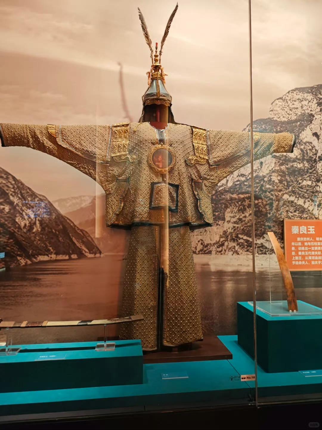 秦良玉甲胄实为清代二品武官仪仗服，馆方承认错误并承诺更换说明牌，但被曝半年前已有