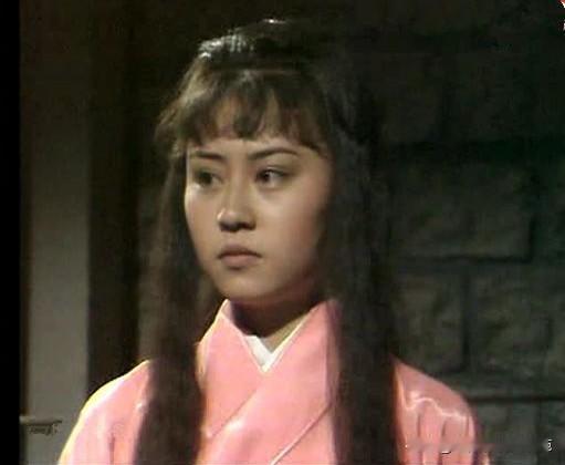 《神雕侠侣》中小龙女的出场年龄是十八岁，一袭白衣，清雅绝俗，丘处机还用梨花比喻她