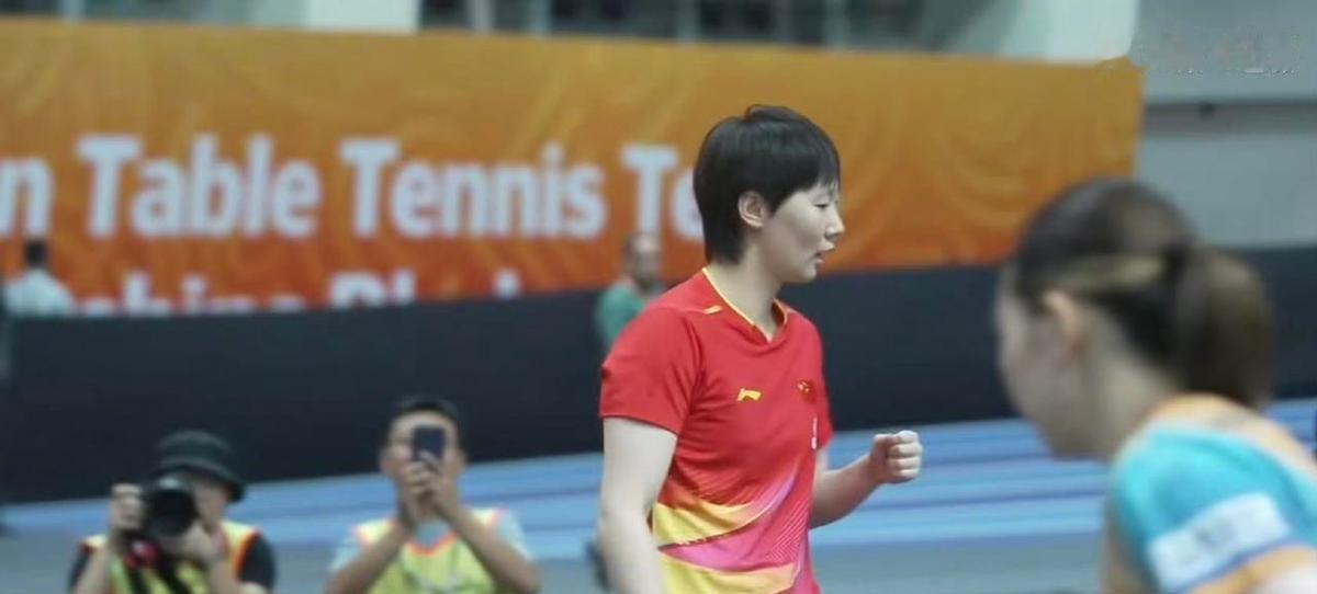 王曼昱这姑娘，反手一拧，对手就懵了。
兰州决赛4比1干翻陈梦，没半点客气。
别人