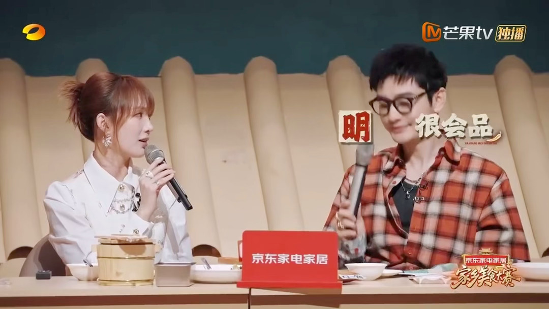 孟佳被湖南口味虾辣到脱妆 孟佳吃口味虾辣到脱妆但根本不在乎！嗦虾汁吃虾肉一套流程