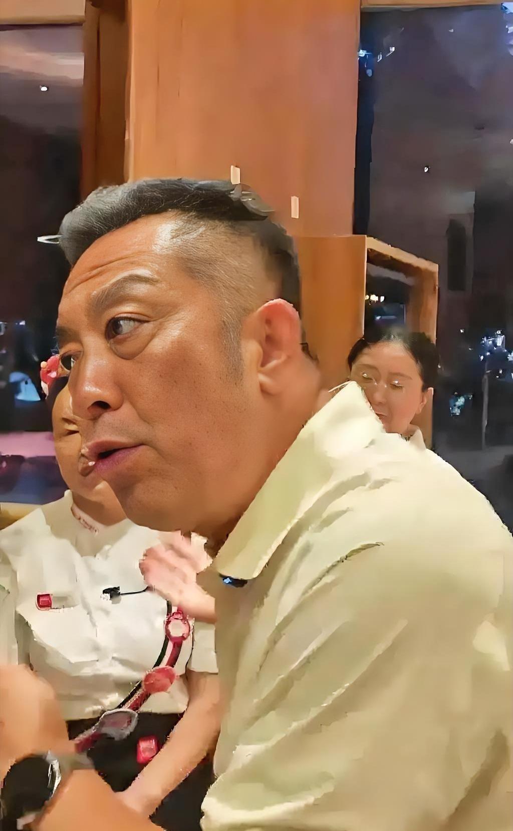 西贝花了6000万做品牌，到处贴着“I ♥ 莜”的标语，一副温情脉脉的样子。
结