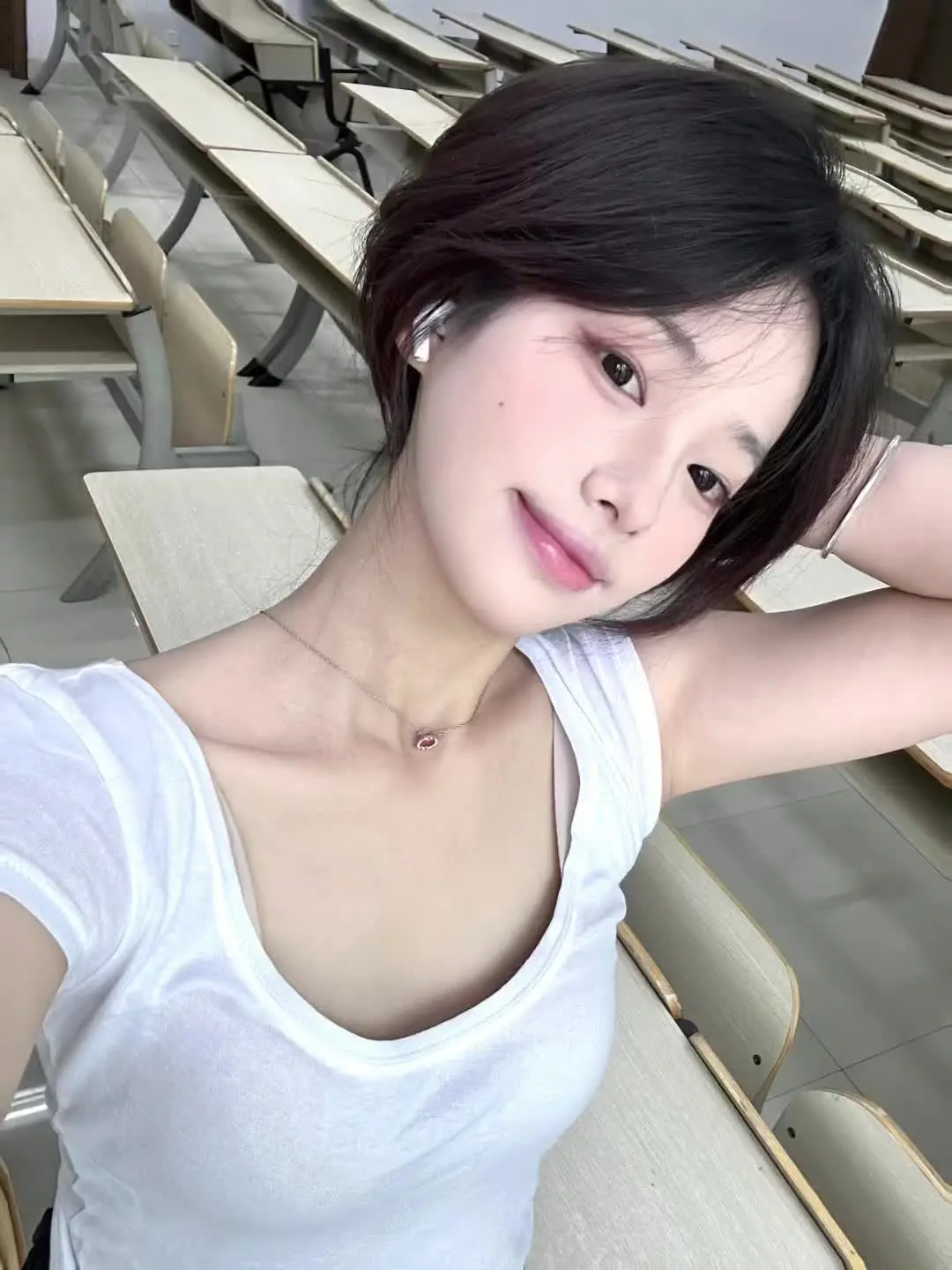 我不爱无聊人间 只偏爱你眉眼