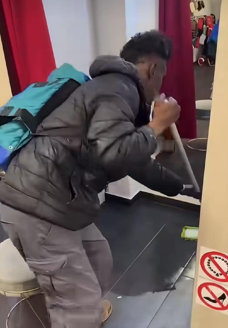 敢信吗？这个老外在试衣间小便，尿味传出来被老板发现，抓住不放，要求拖干净！
不明