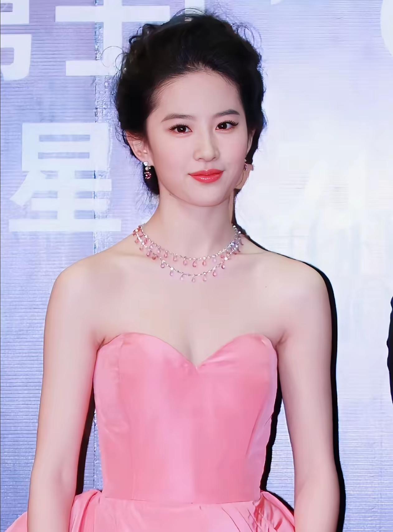 刘亦菲
粉色小礼服[比心]
