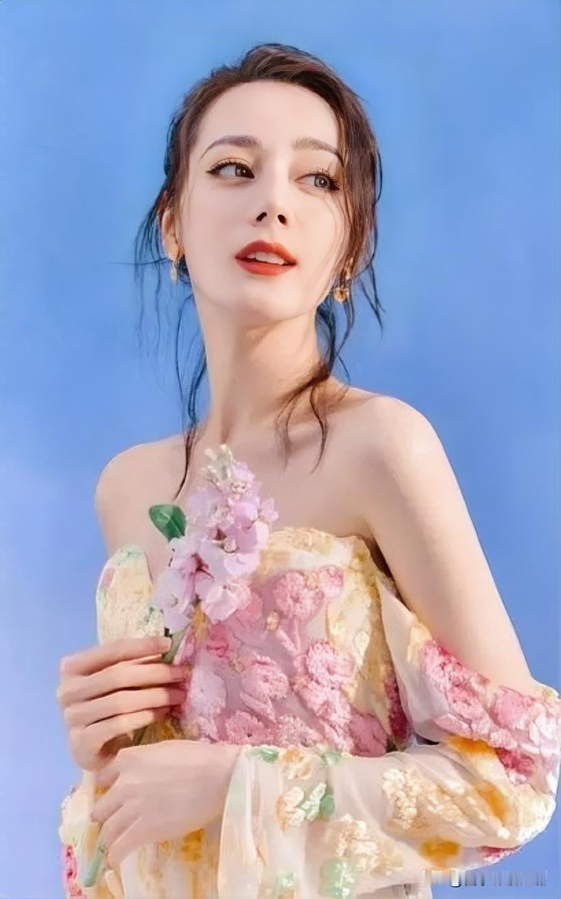 为贴合《功夫女足》中草根前锋钰珑的角色，迪丽热巴推掉全部商务，开启三个月全封闭魔