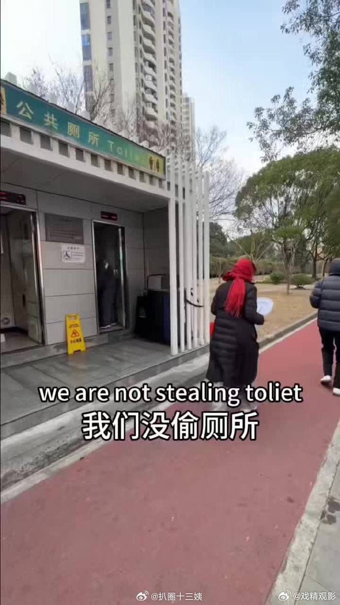 拉宏桑整起父母来一套一套的 为了让爸妈学好英语直接叫一群外国人包围教学，主打在社