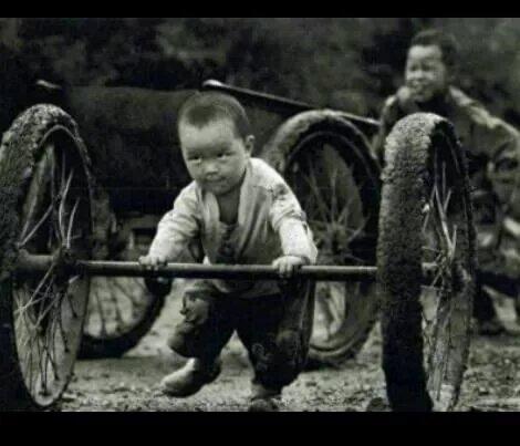 人越长大越是怀念小时候，无忧无虑地，那是真正的快乐。不像现在，所有人都假装快乐。