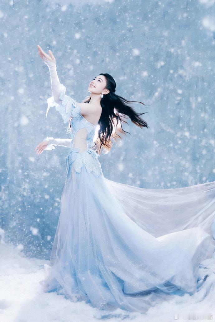 刘浩存雪精灵造型 冰雪女王是这个样子的刘浩存好美的啊颜值太绝了今晚19:30吉林
