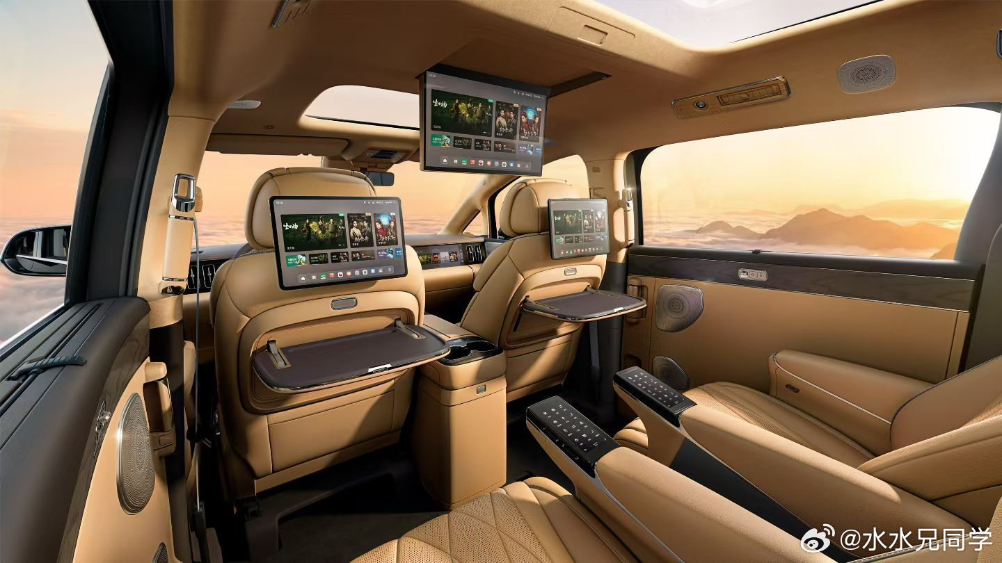 后排屏幕是吸顶屏还是座椅的后背屏幕，现在争论，吵得不可开交，腾势D9，不给你选择