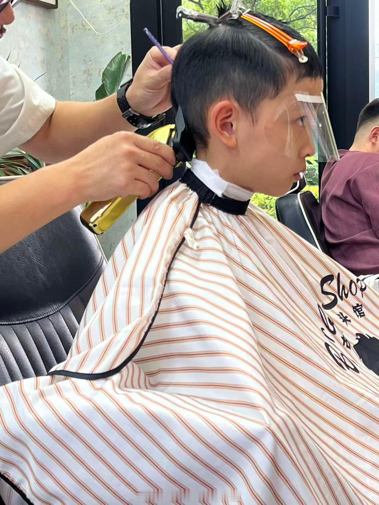 放假了终于放假了头发太长罗工赶紧带他去理发Tony老师是专门给罗工理发的造型师我