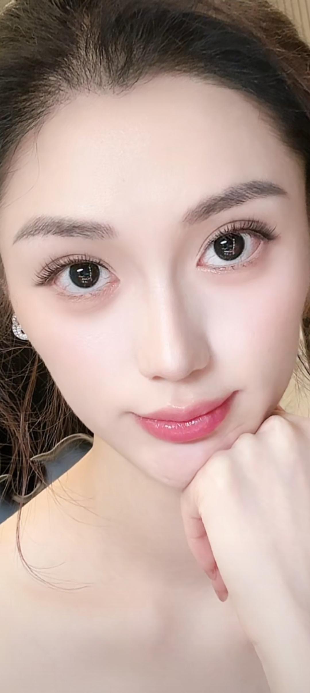 这位小姐姐眼睛好大好漂亮！