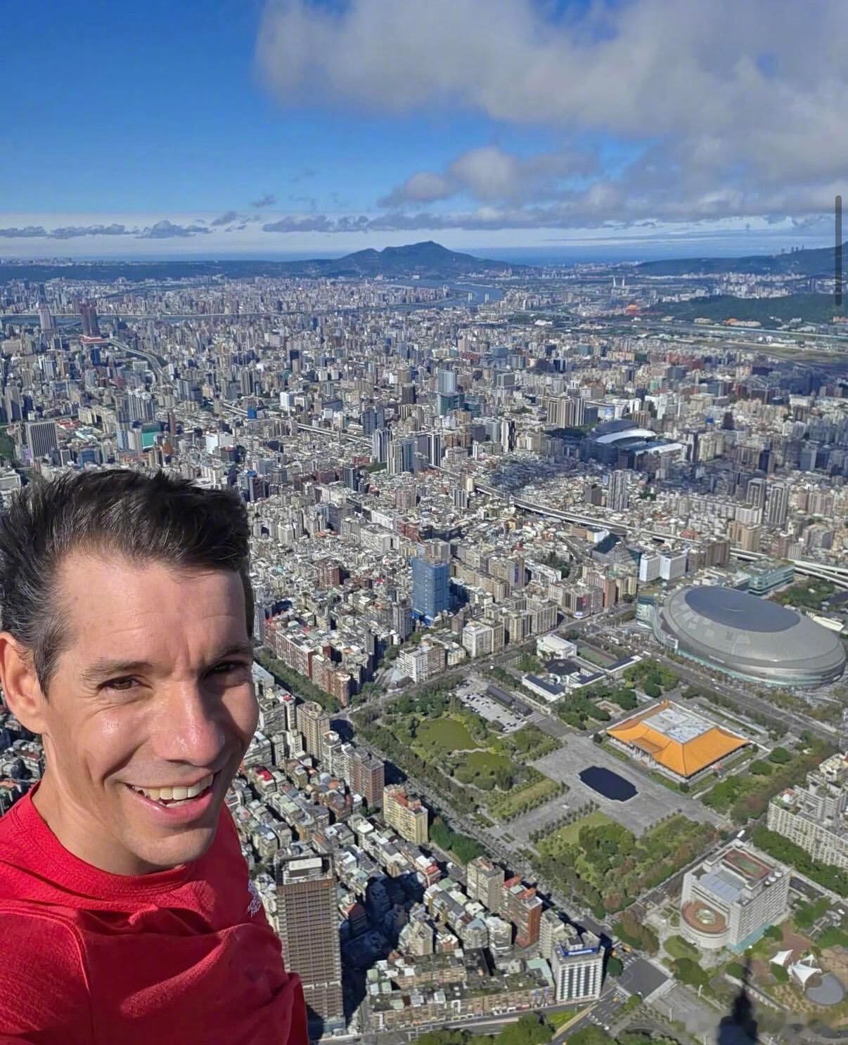 Alex登顶台北101自拍 Alex登顶台北101的自拍，我的妈耶~ 