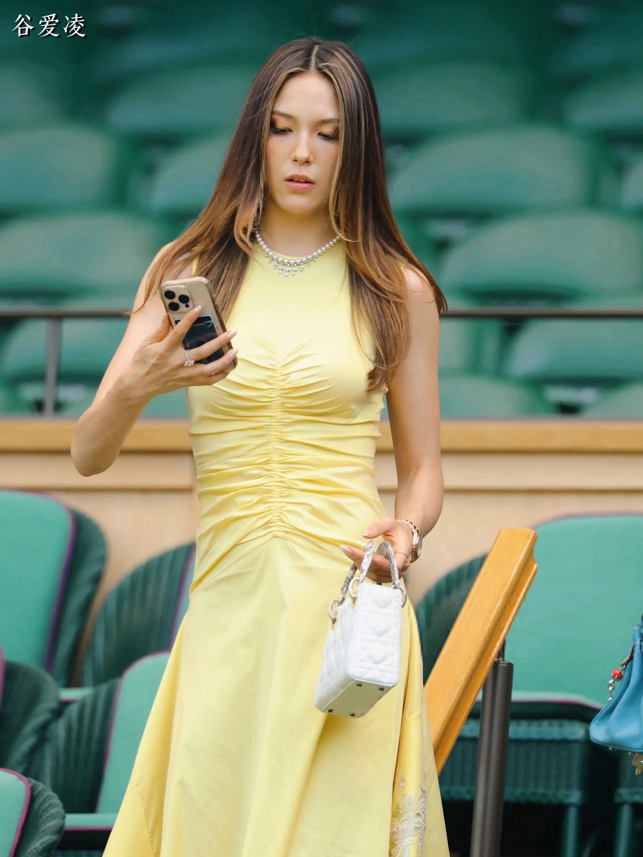 章子怡与儿女、谷爱凌… 温网看台上的名人。今日温网看台，观赛穆霍娃vs...