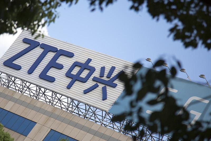 先翻了下它刚出的2025年报，全年营收1338.95亿同比涨了10.38%，但归