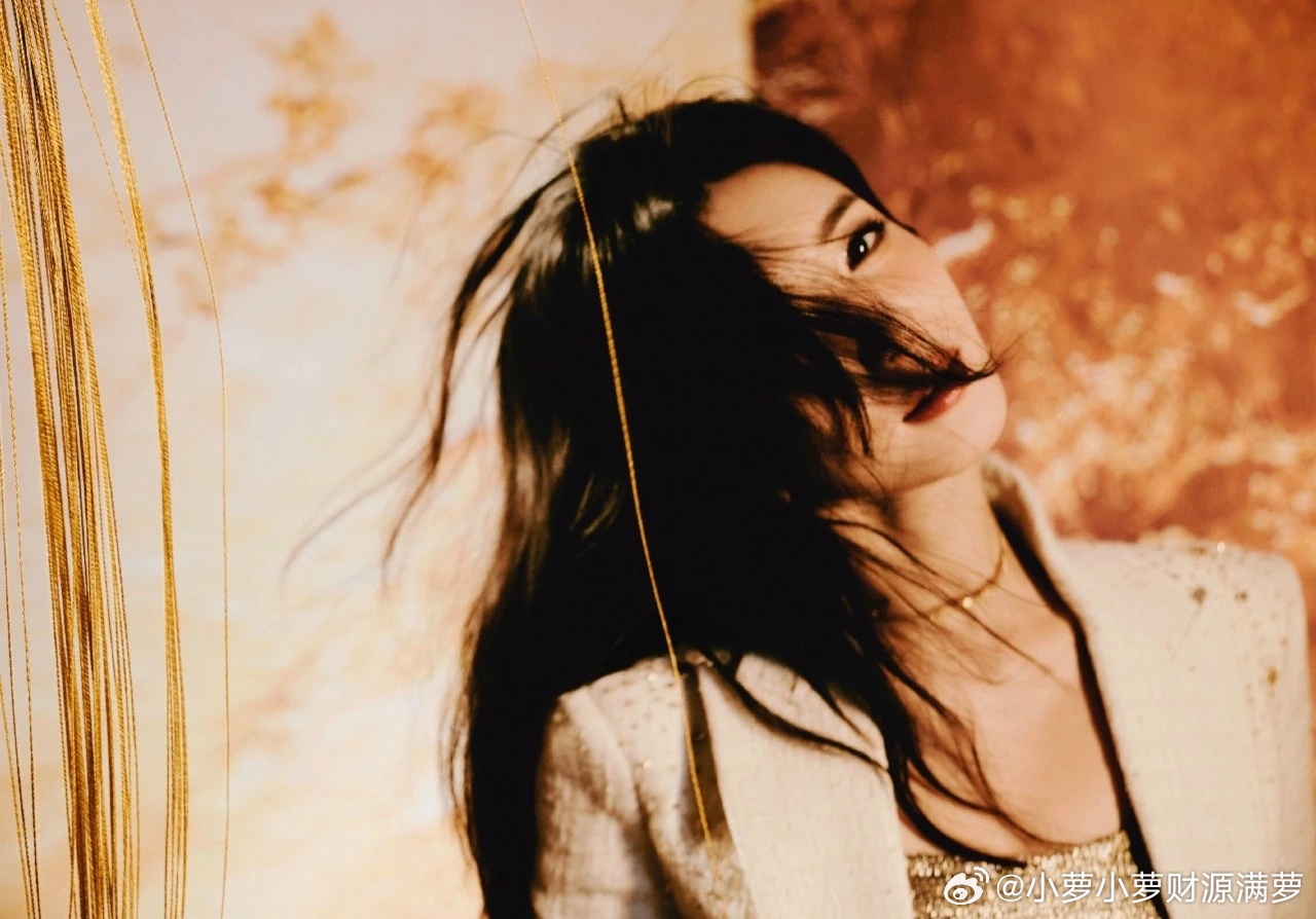 江疏影 江疏影这组图直接美到失语！白西装+鎏金内搭，手持天平的造型，又美又飒，气