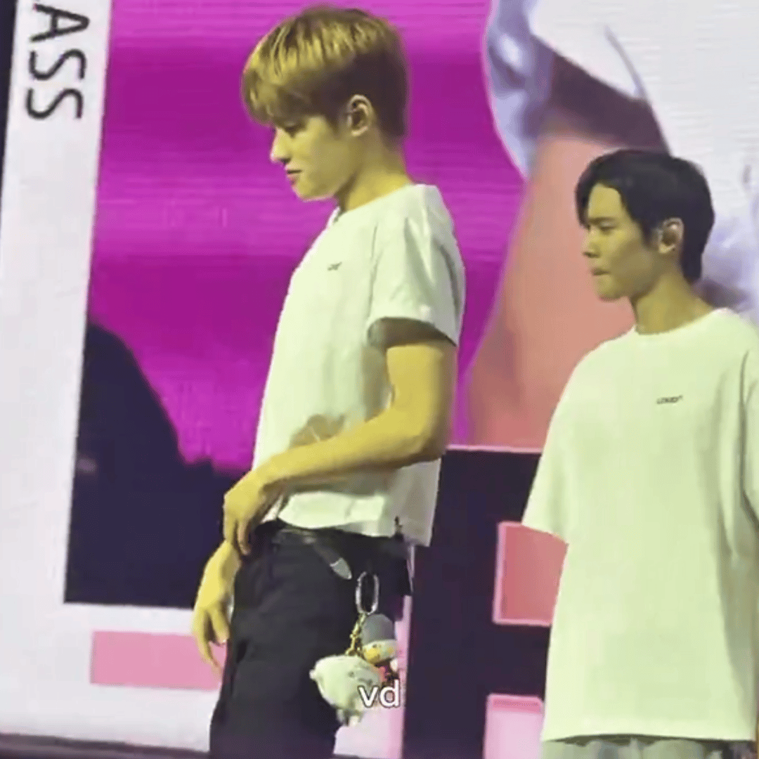 用大拇指把短t衣角往裤子里戳戳👈 