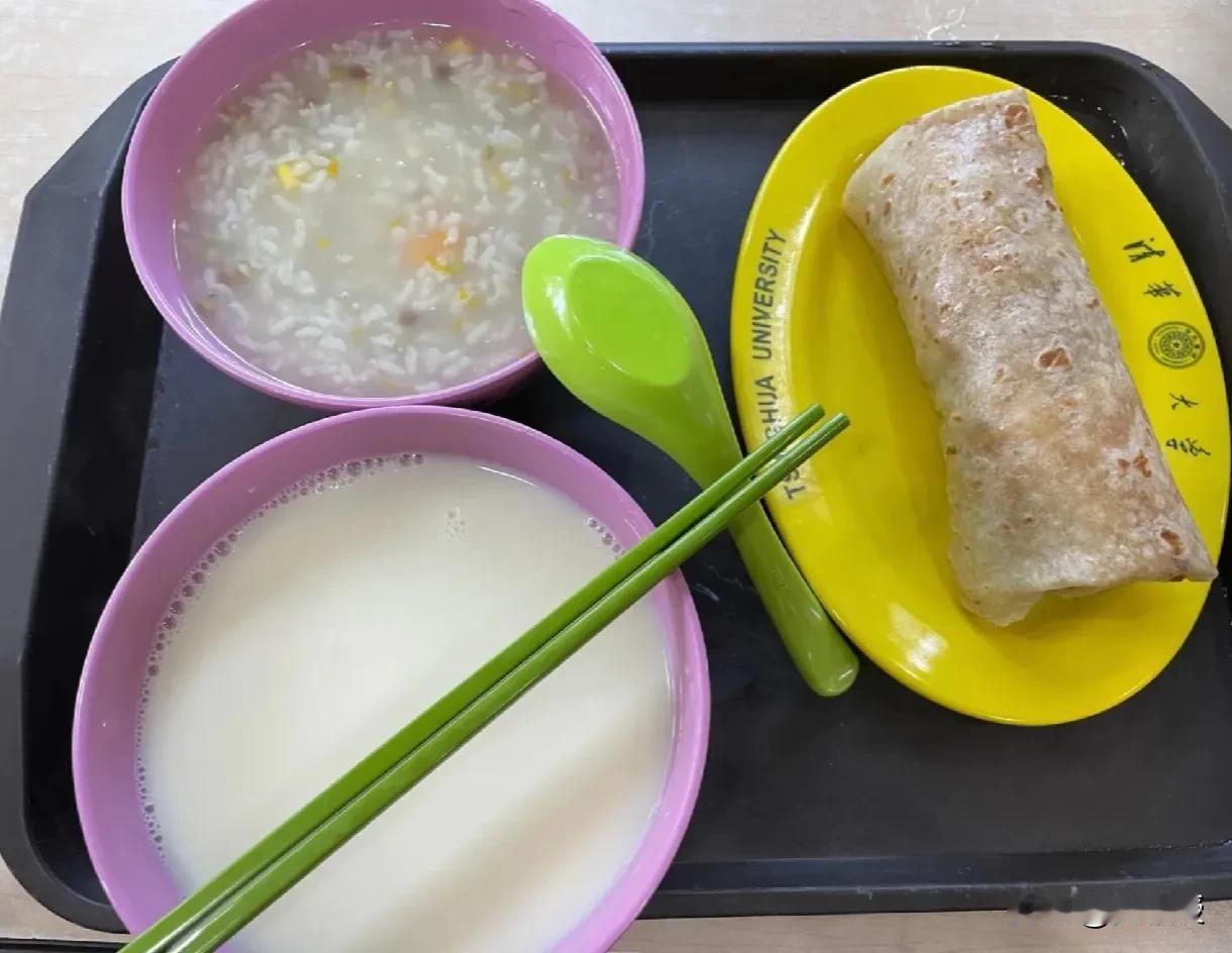 早餐
清青永和的卷饼🌯
还是很有特色的
这一款风味酸牛奶也不错
没凑到10块钱