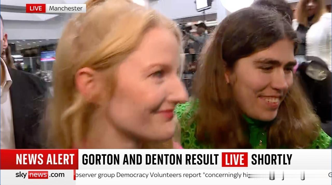 🇬🇧曼彻斯特选举继续进行，绿党候选人、34岁的汉娜·斯宾塞刚刚抵达即将公布结