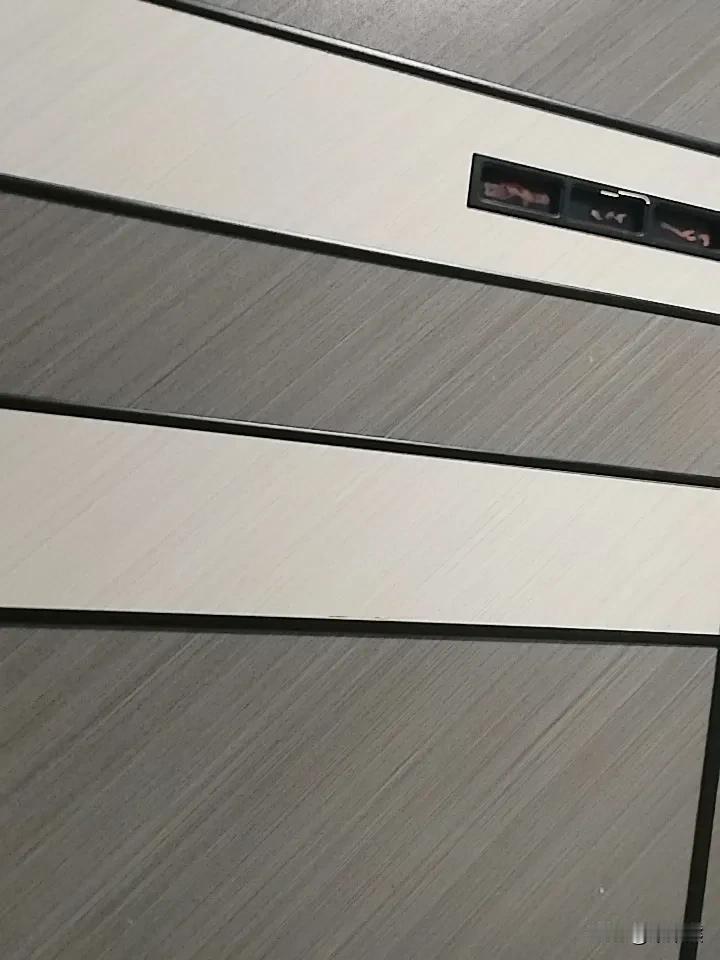 人总有那么一段特别脆弱的时候，心里堵得慌，又不敢随便跟人说。

怕说多了别人嫌烦