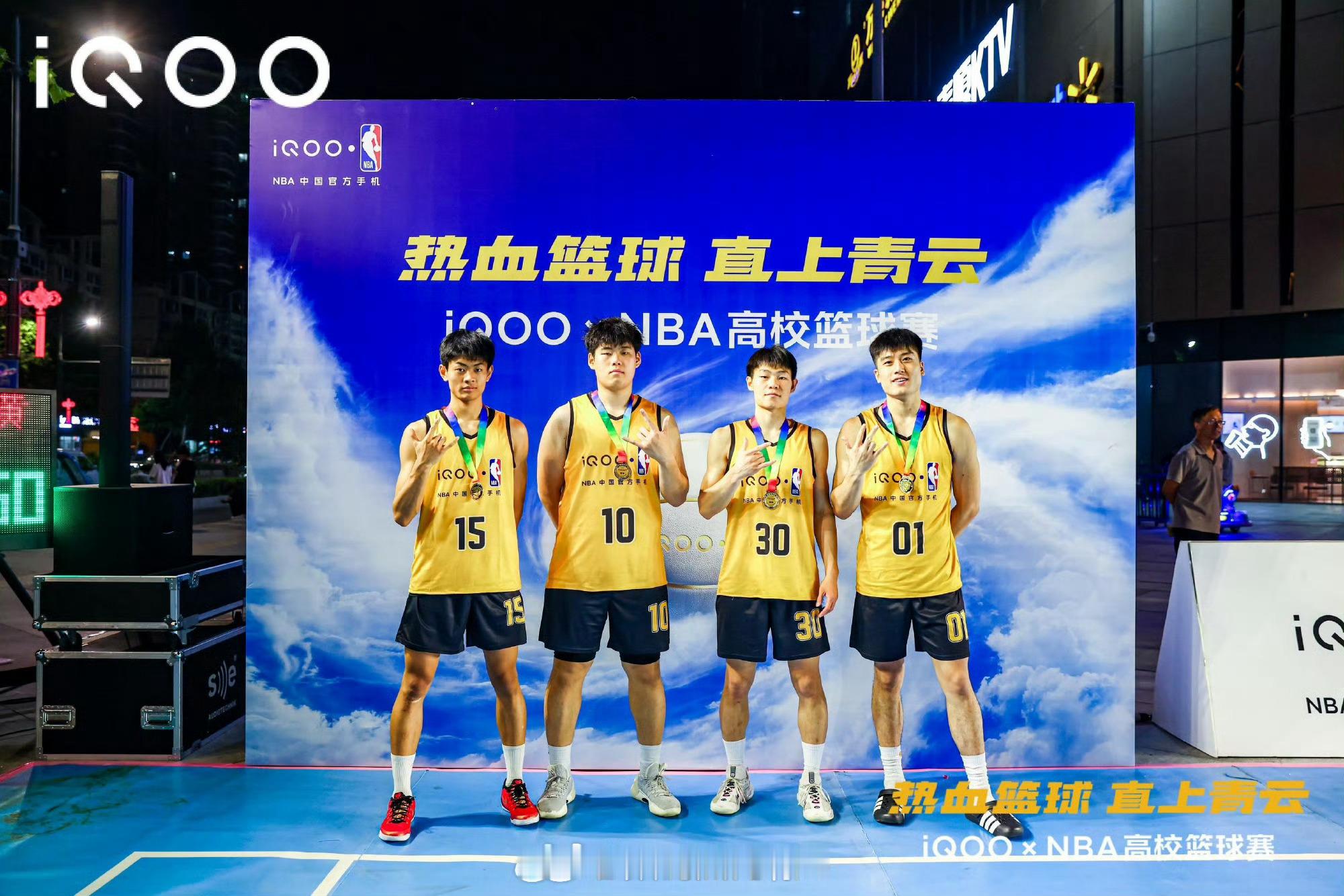 iqoo 🏀 热血篮球直上青云iQOOxNBA高校篮球赛邀您亲临线下观赛，以呐