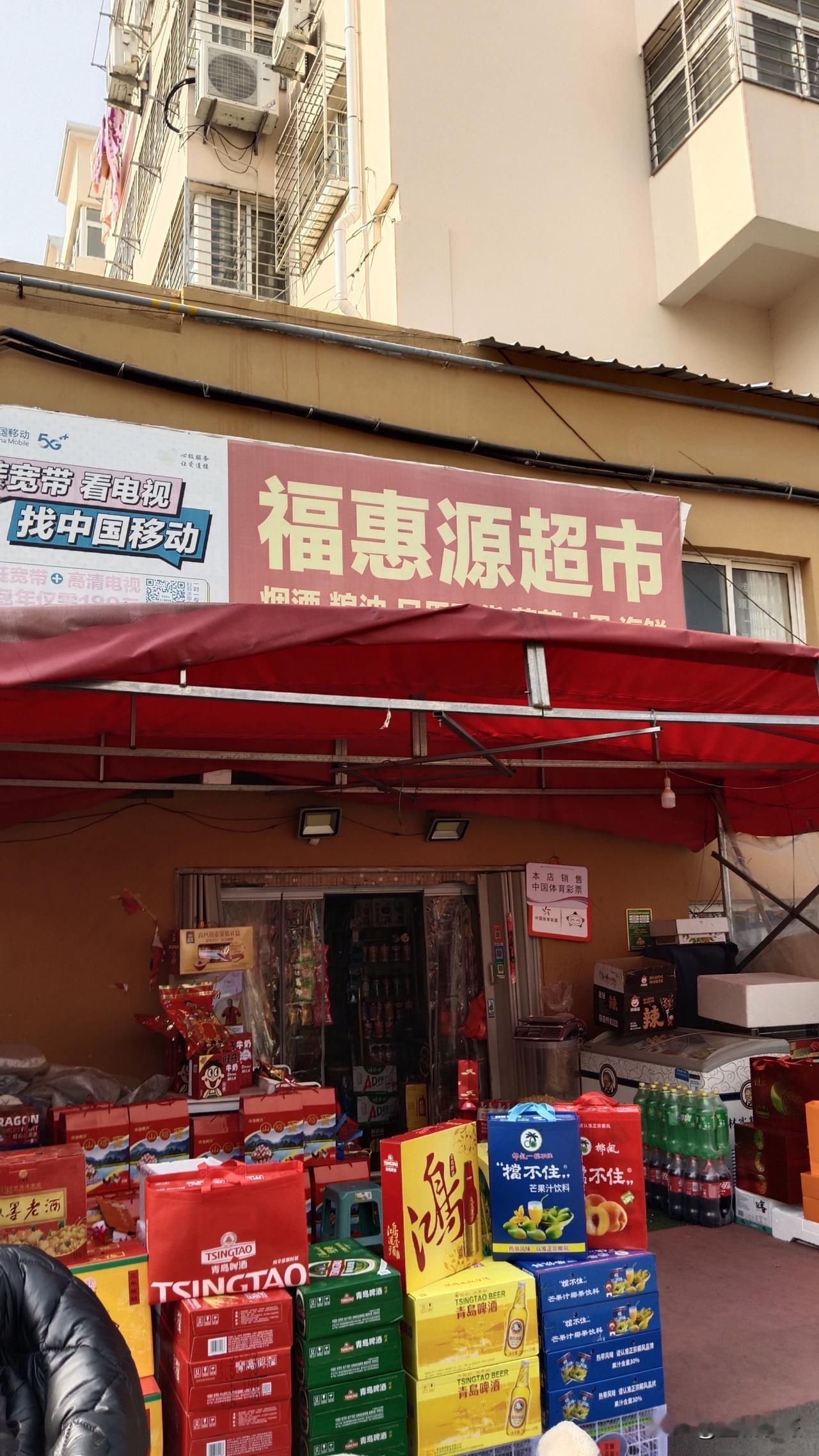 今天中午到市场上去买菜，碰见一哥们拿着一张百元大钞去买东西，由于商家没有零钱找零