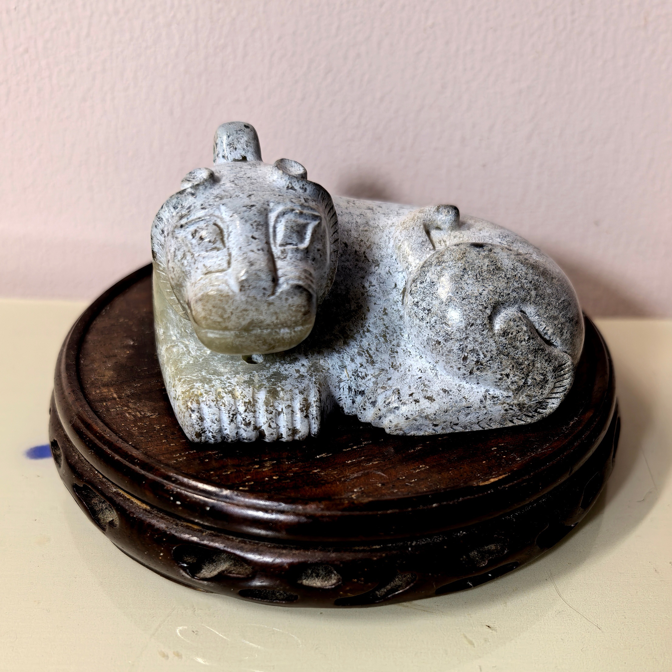 高古玉 汉代玉兽，新疆和田青玉质，全身灰皮，摆在通风处，局部灰皮渐渐退变，显露出