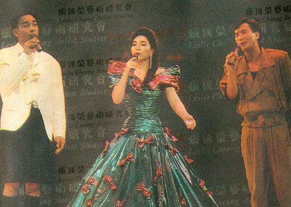 徐小凤落足本钱，穿起充满节日气氛的晚装上台，与许冠杰同为张国荣 演唱会做压轴嘉宾