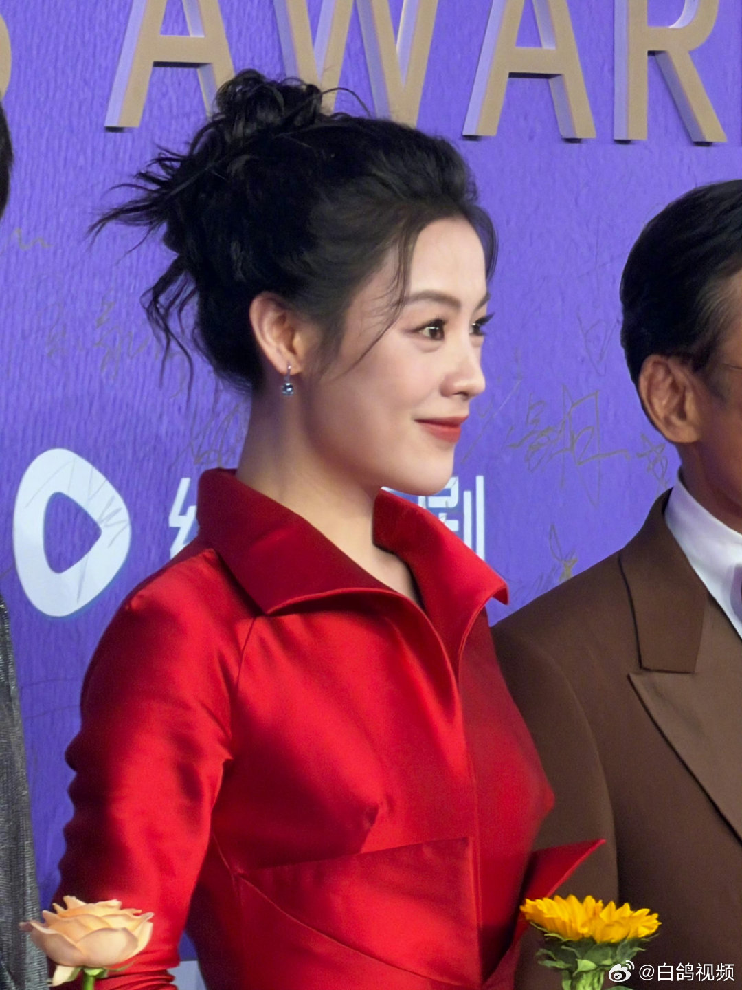 想知道程潇看的什么短剧程潇跟我追的是一部短剧吧程潇这个镜头太有冲击力，眉眼冷冽又